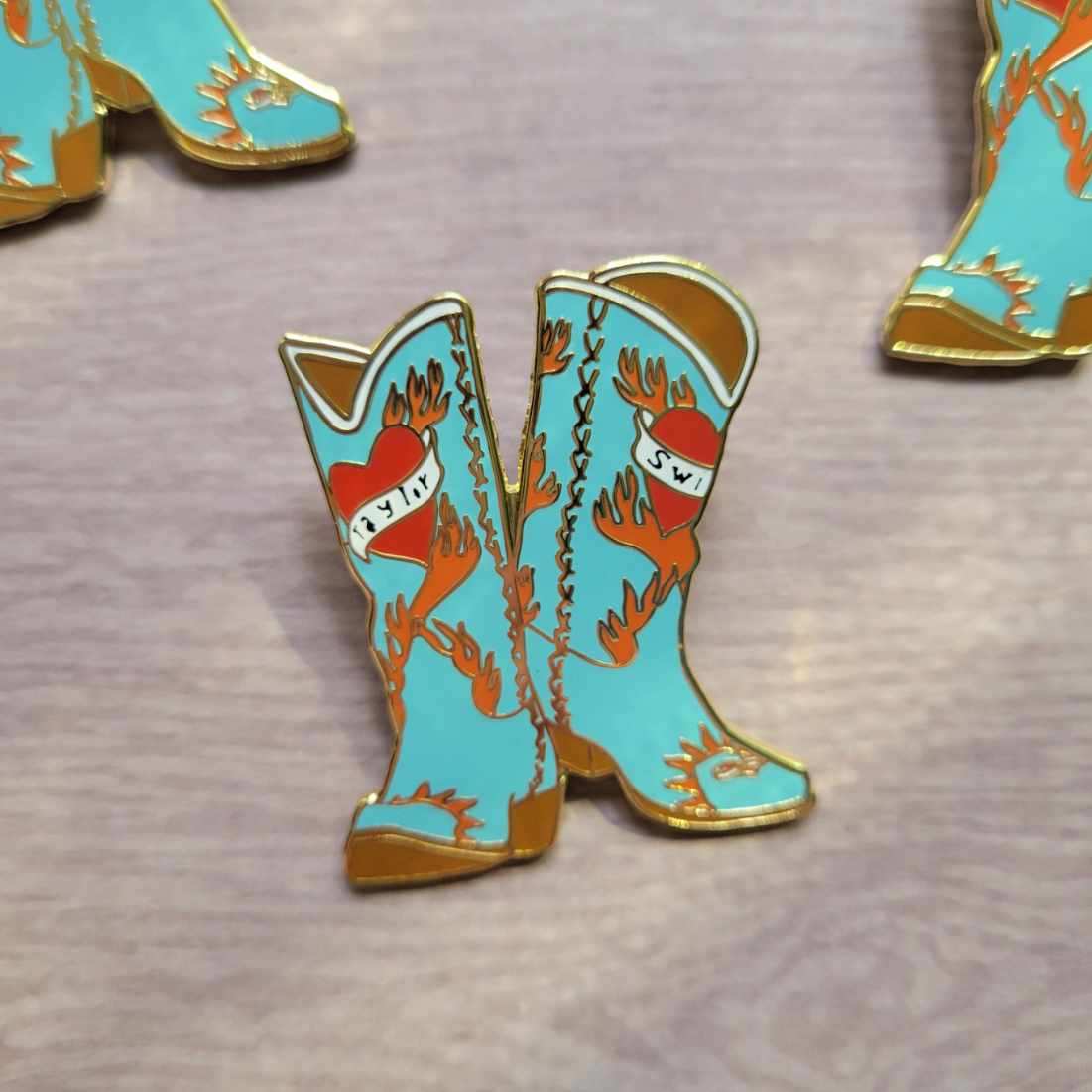 Debut Boots Pin